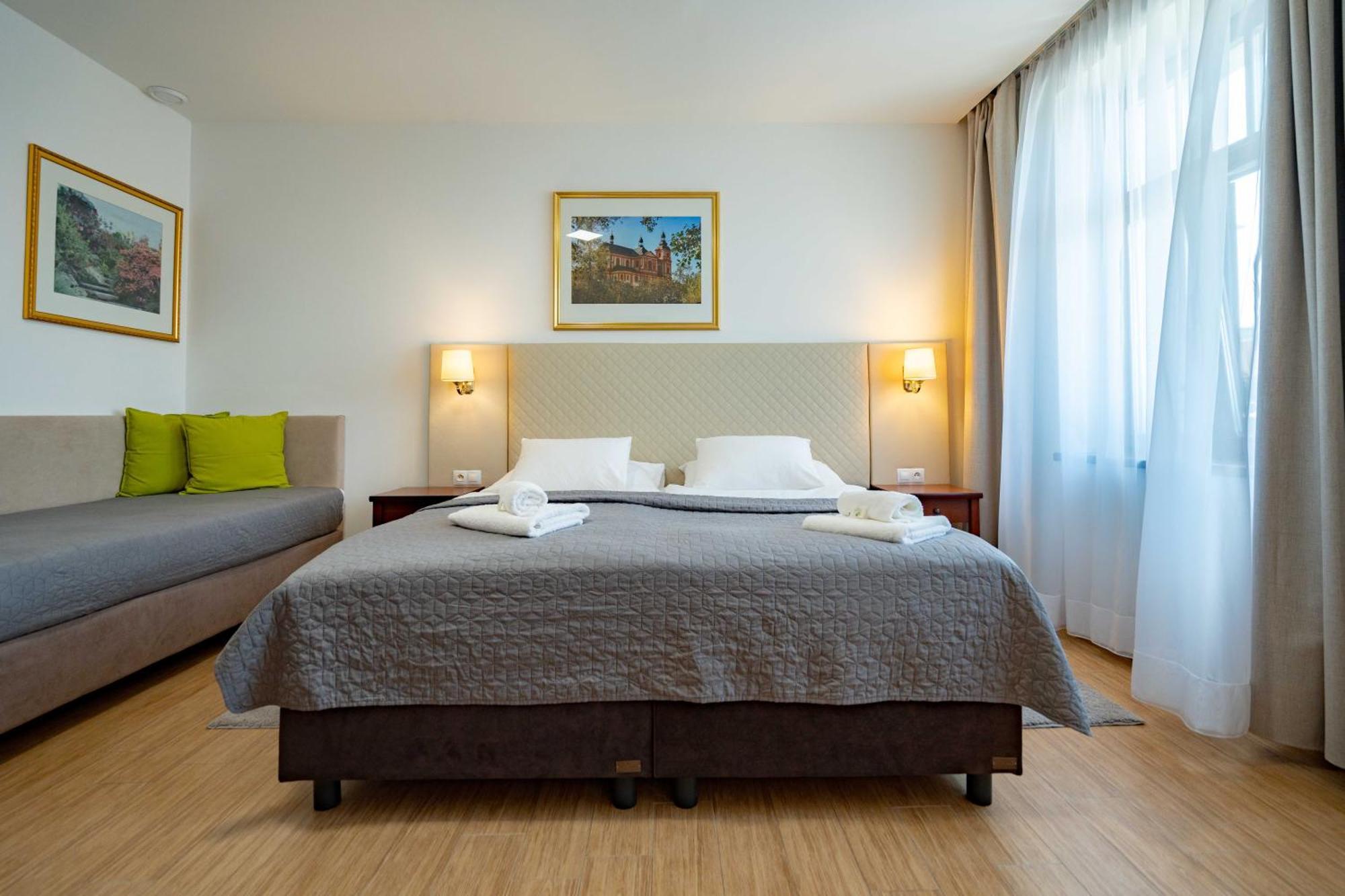Hotel Volf Prestice Экстерьер фото