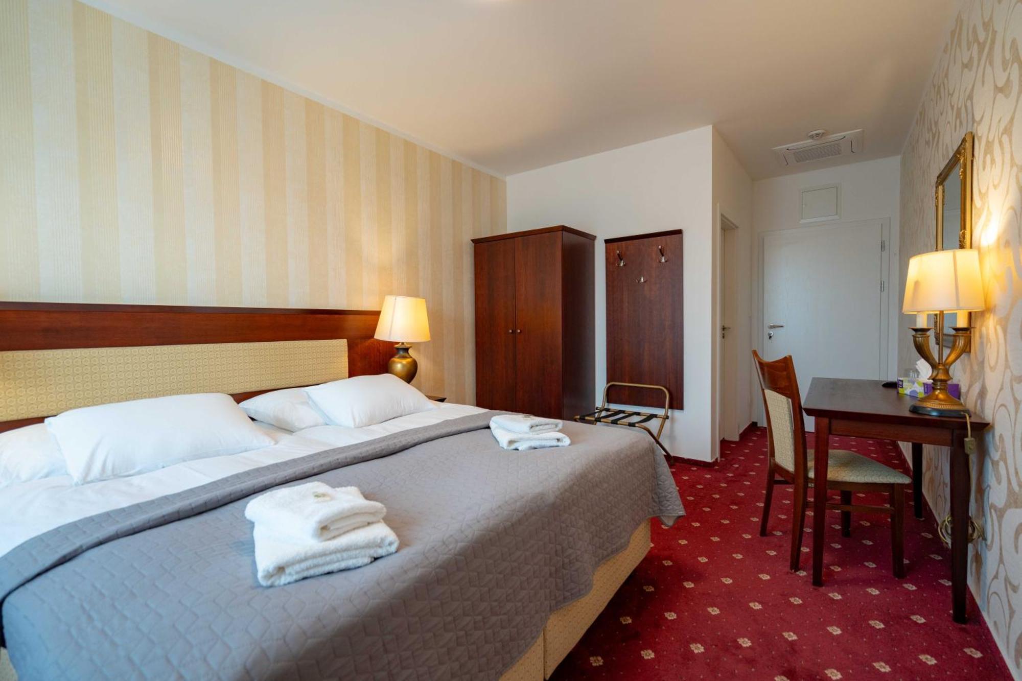 Hotel Volf Prestice Экстерьер фото