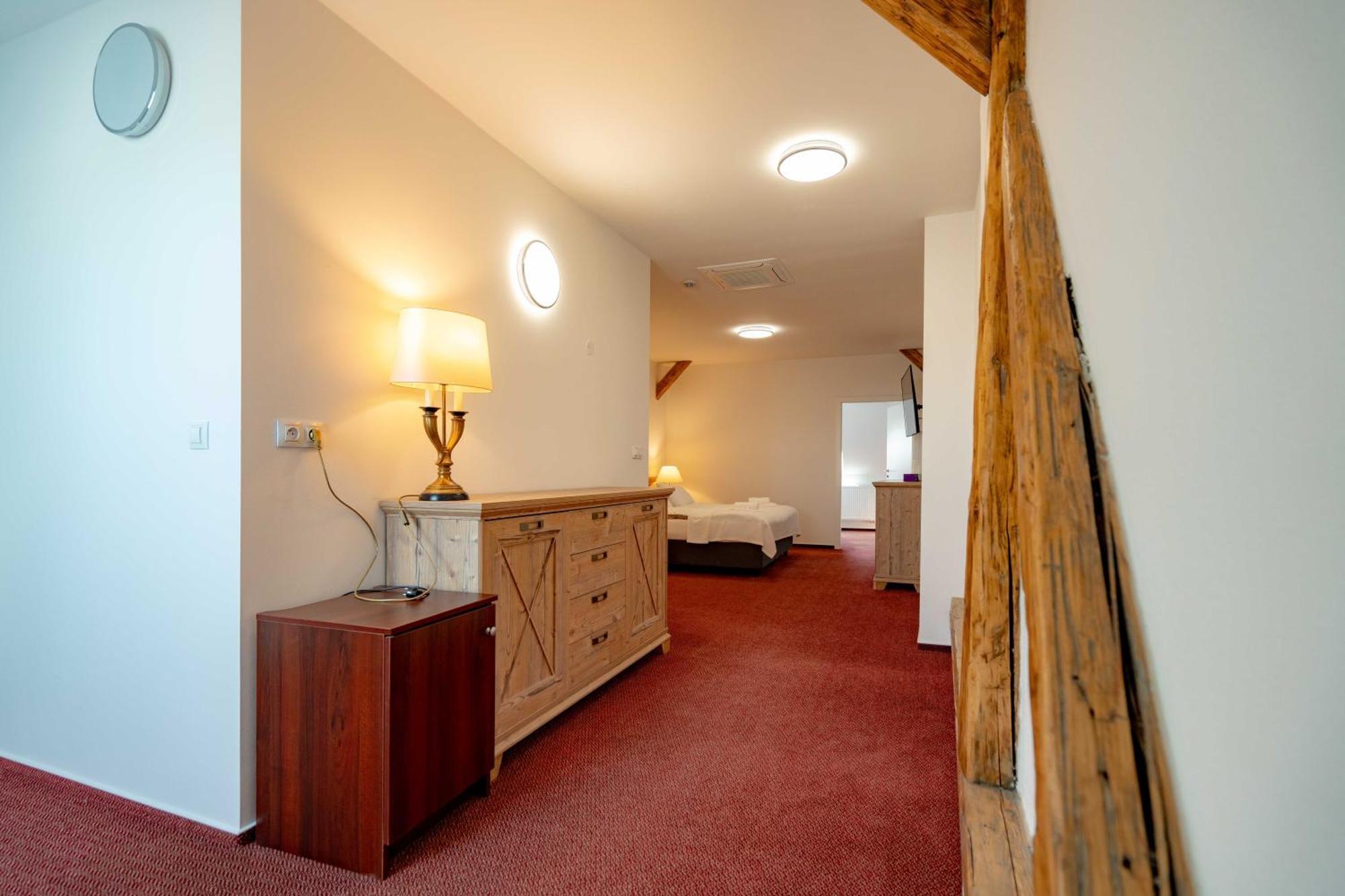 Hotel Volf Prestice Экстерьер фото