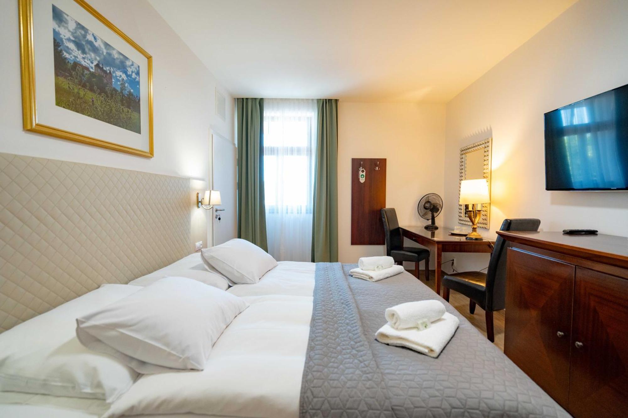 Hotel Volf Prestice Экстерьер фото