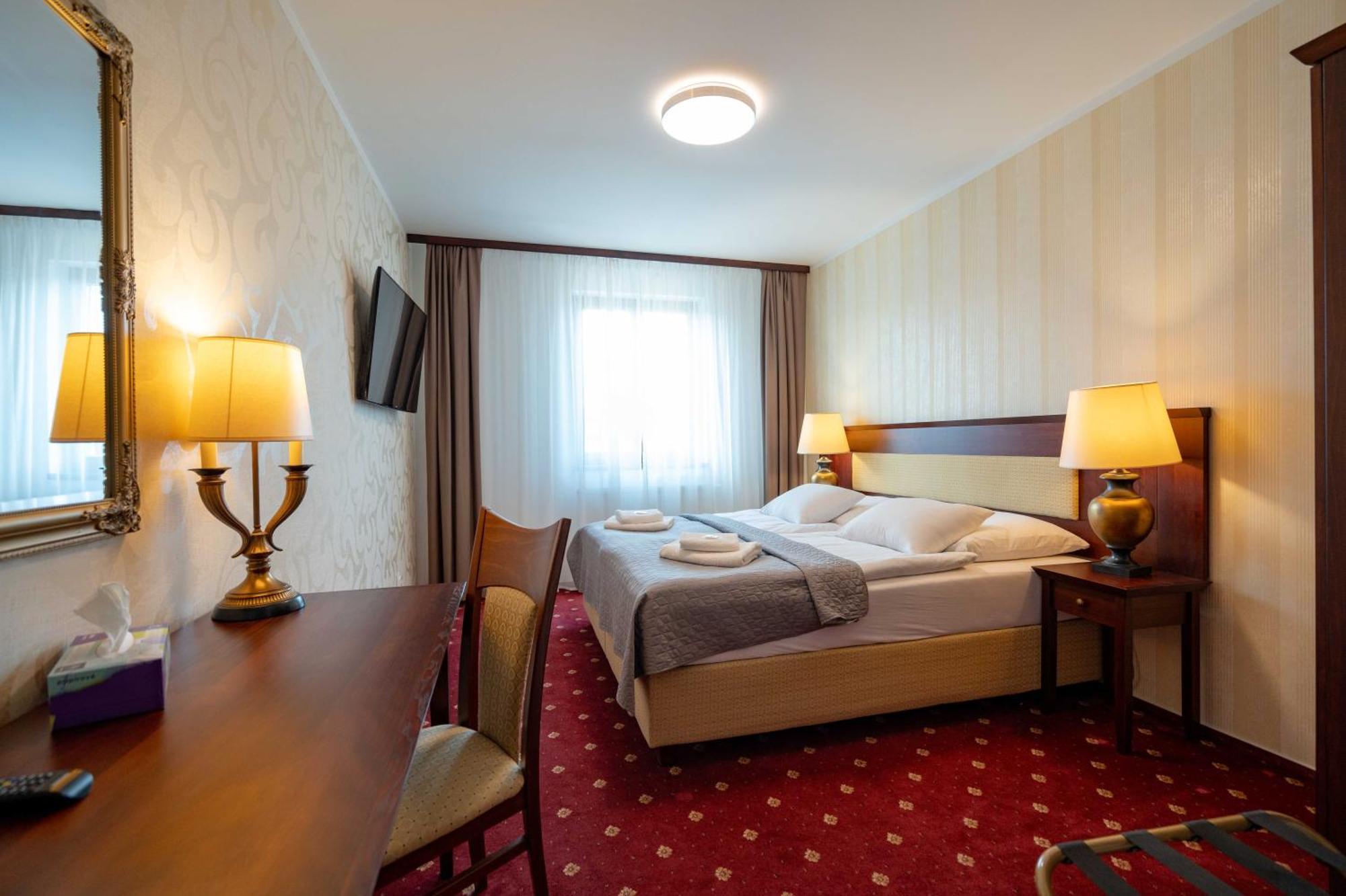 Hotel Volf Prestice Экстерьер фото