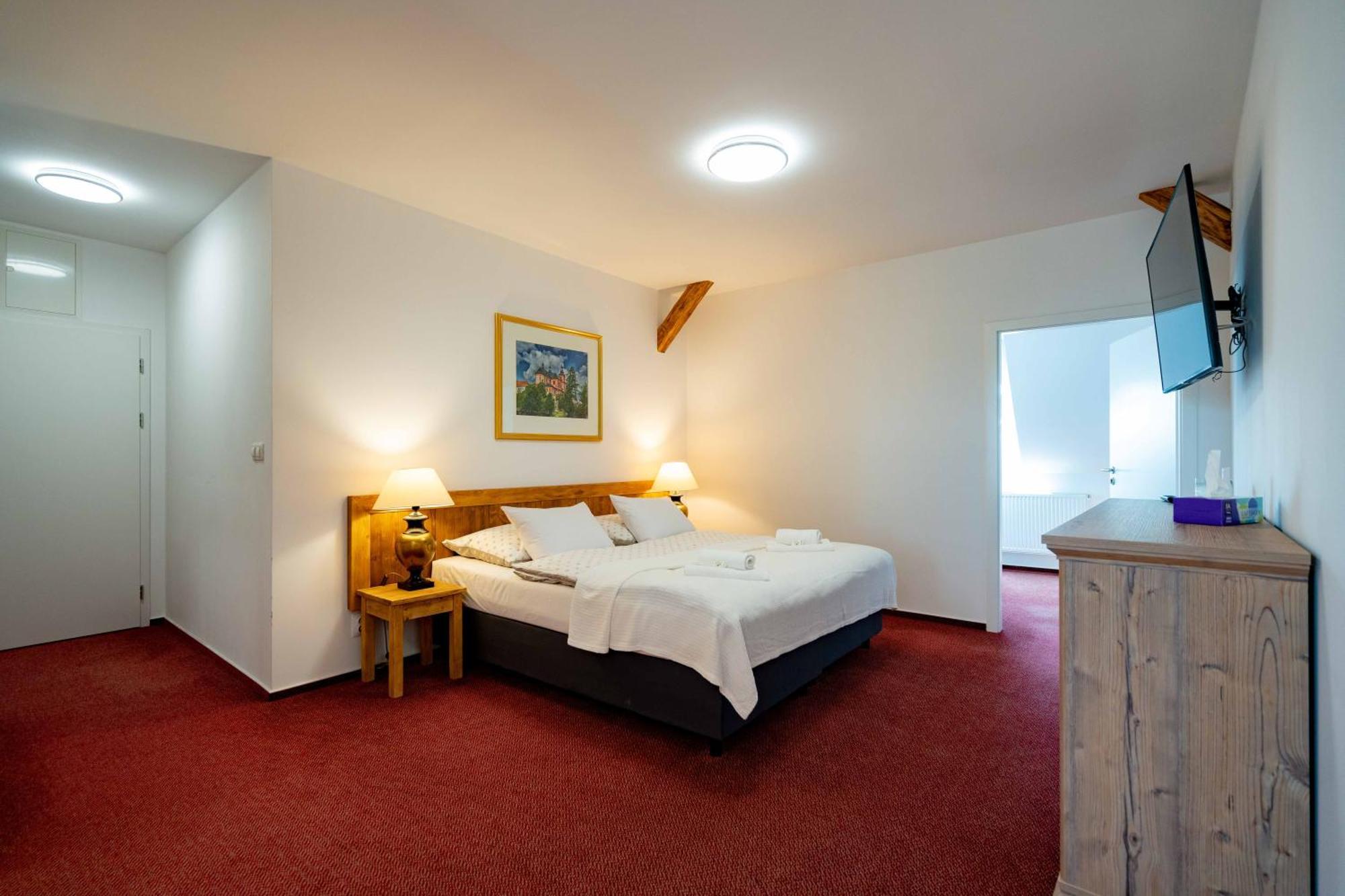 Hotel Volf Prestice Экстерьер фото
