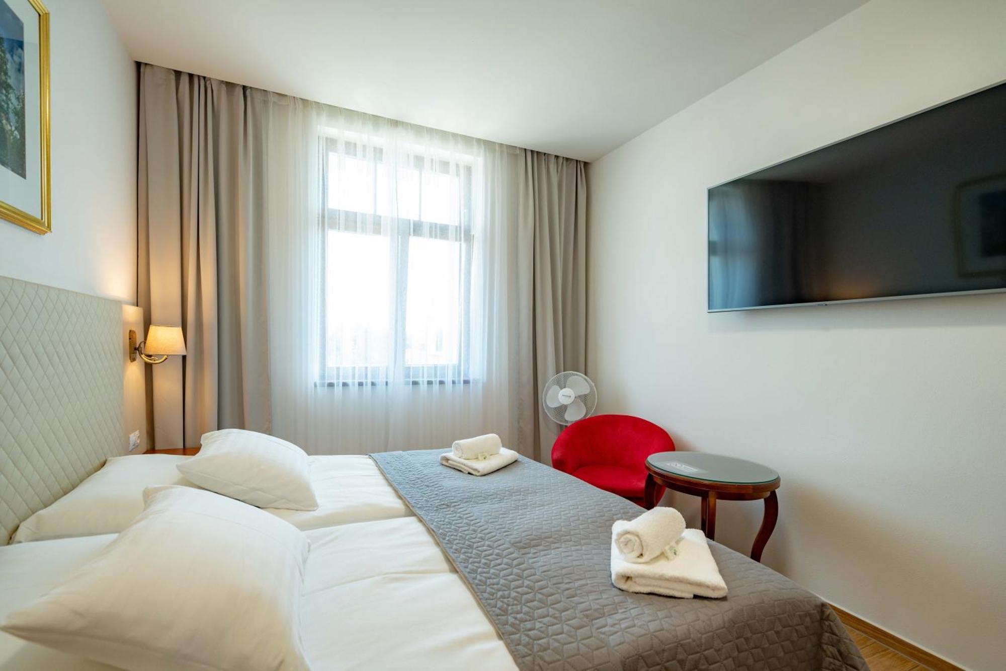 Hotel Volf Prestice Экстерьер фото