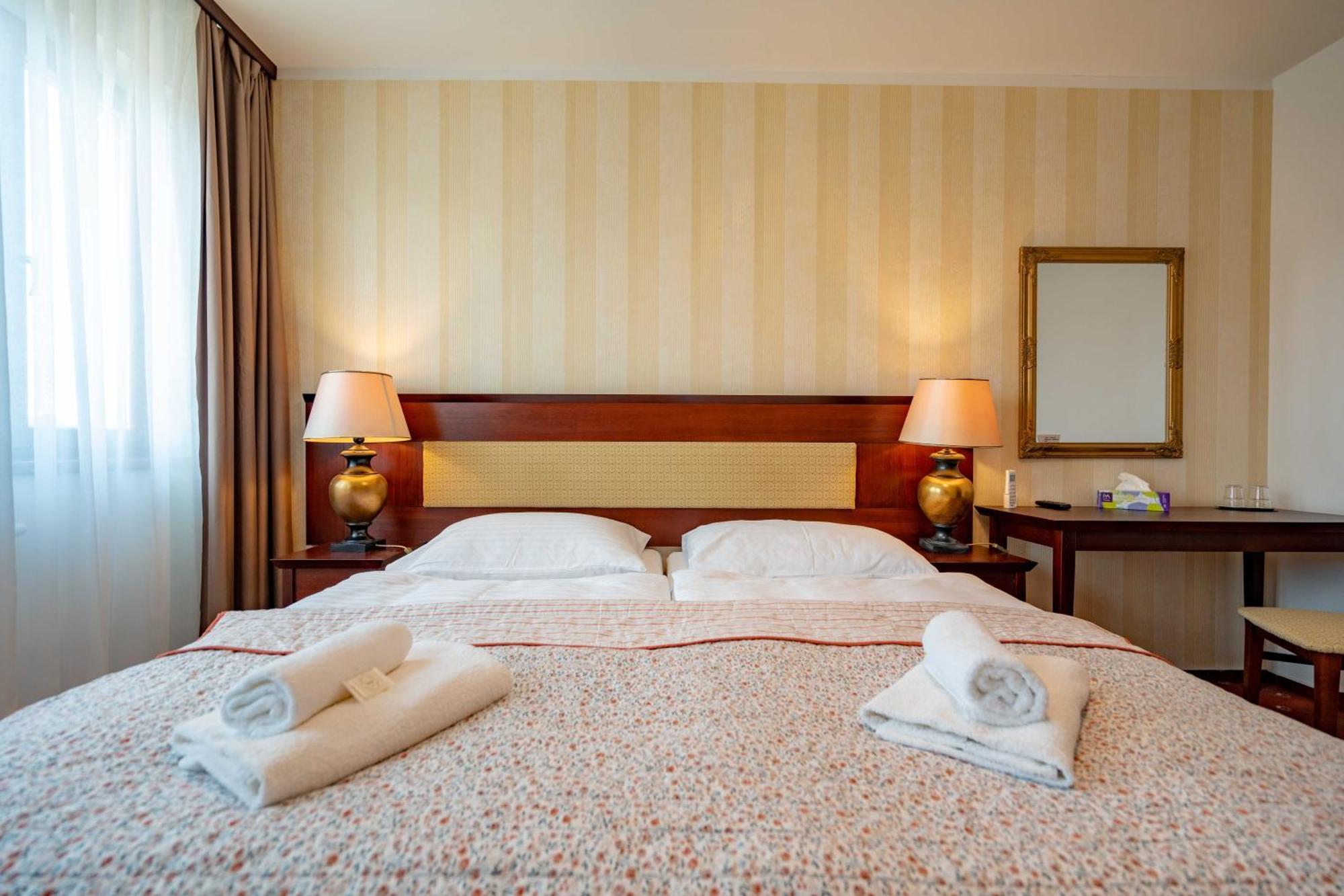 Hotel Volf Prestice Экстерьер фото