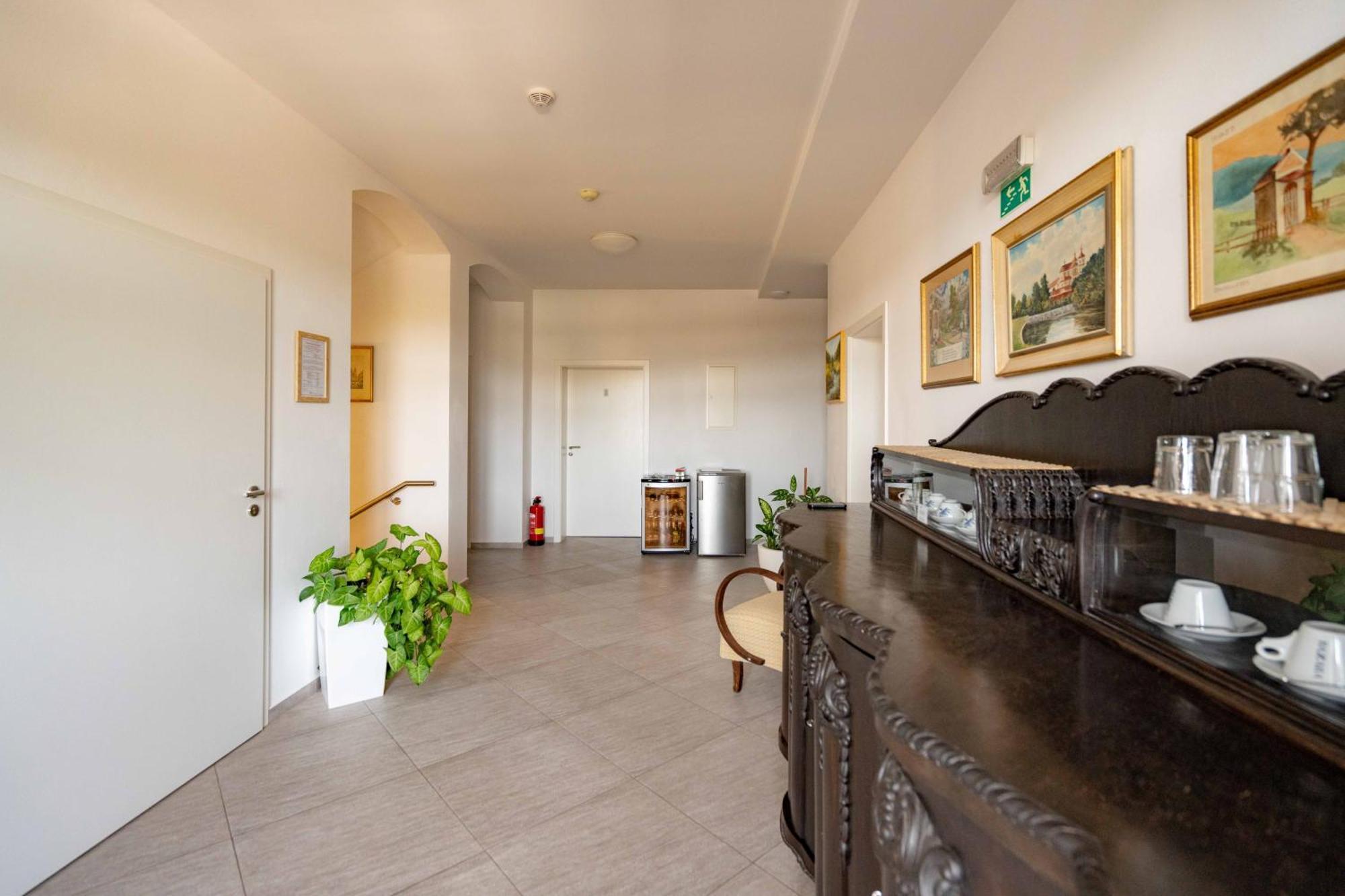 Hotel Volf Prestice Экстерьер фото