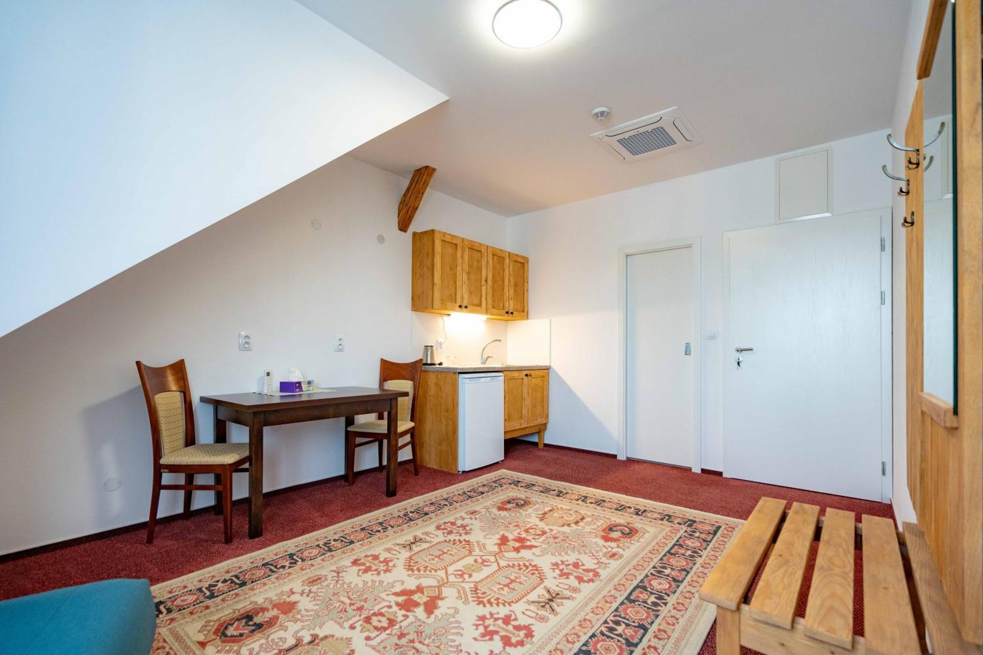 Hotel Volf Prestice Экстерьер фото