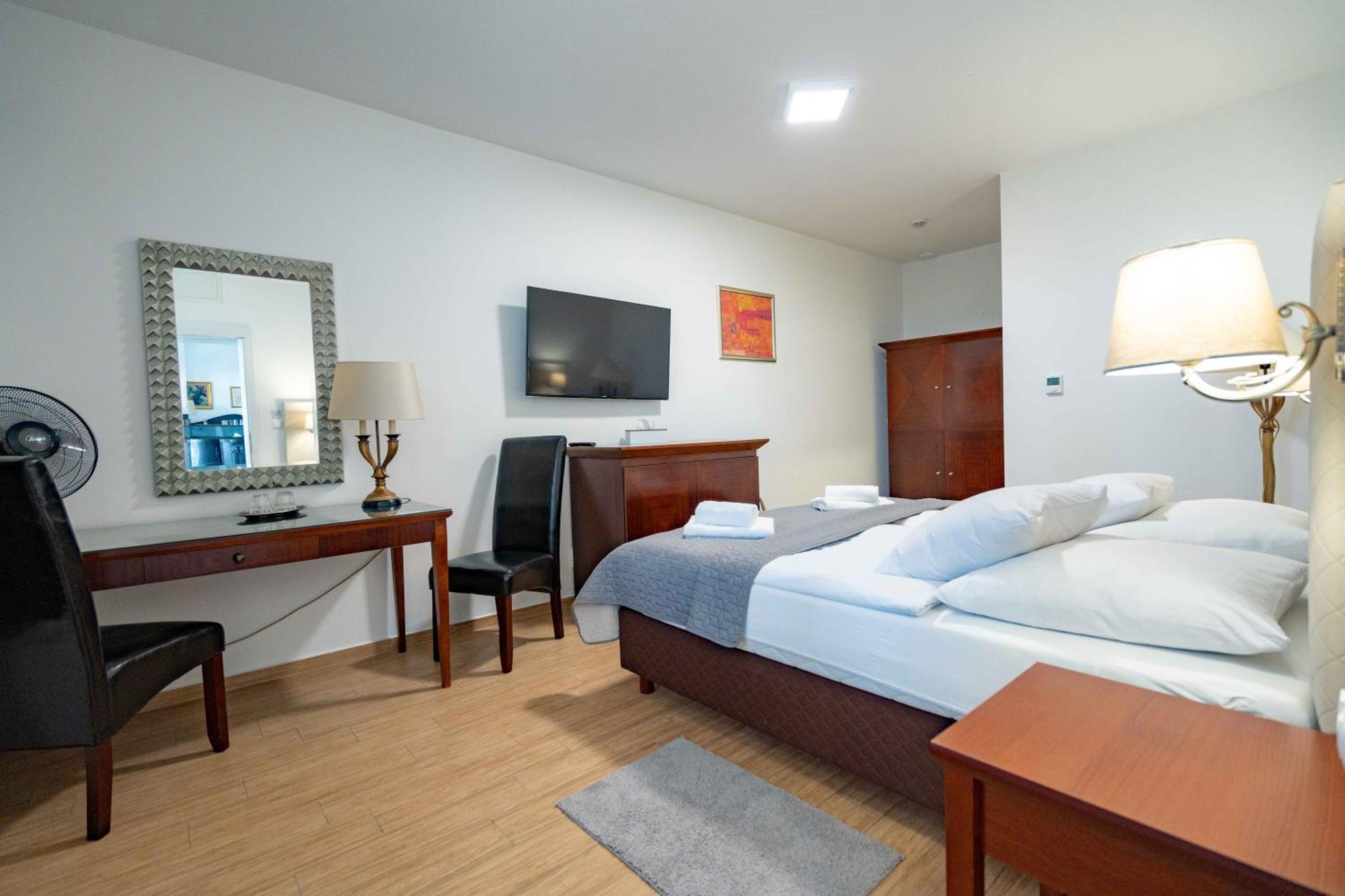 Hotel Volf Prestice Экстерьер фото