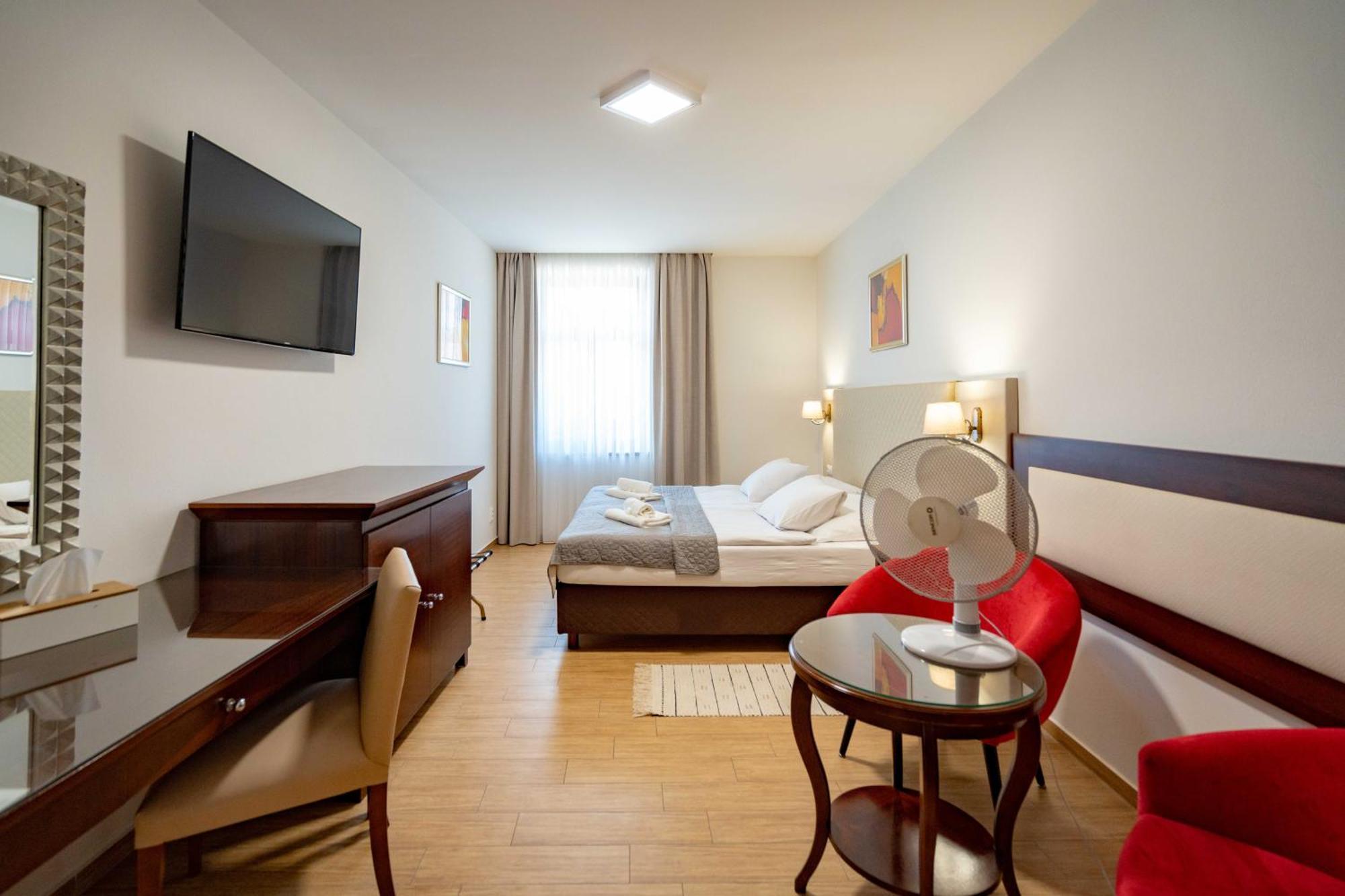 Hotel Volf Prestice Экстерьер фото