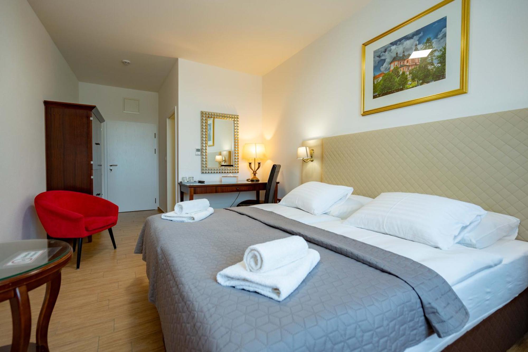 Hotel Volf Prestice Экстерьер фото