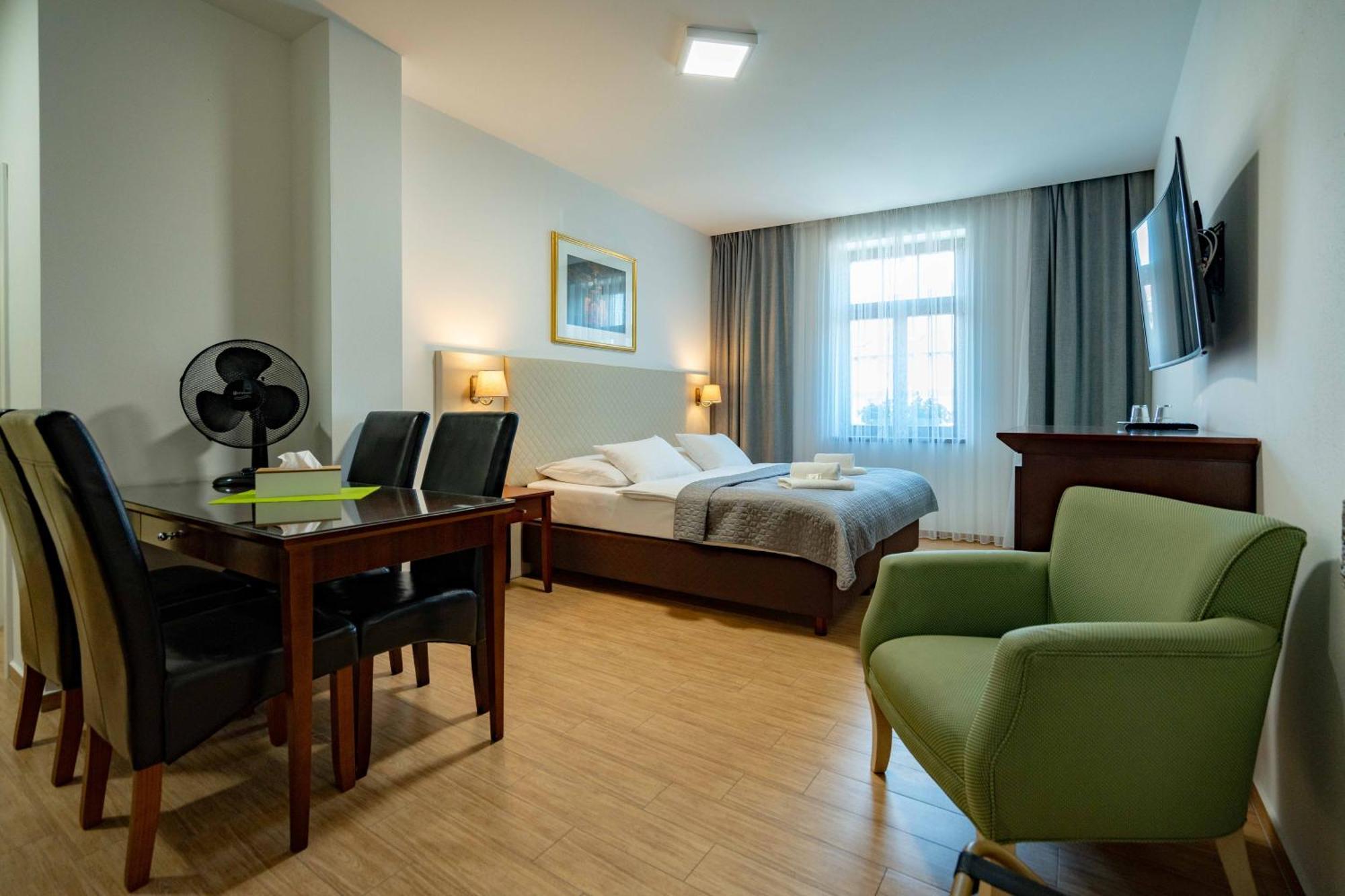 Hotel Volf Prestice Экстерьер фото